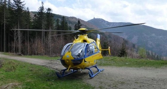 Záchranářský vrtulník pod Lysou horou (vrchol v pozadí)