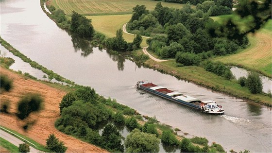 Budou po esku plout nákladní lod jako napíklad na prplavu Rýn-Mohan-Dunaj (na snímku)? Posoudit to má dalí chystaná studie.