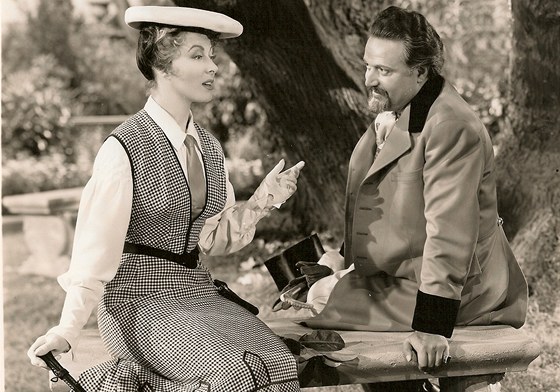 Hugo Haas po boku slavné Greer Garson ve filmu Mrs. Parkington.