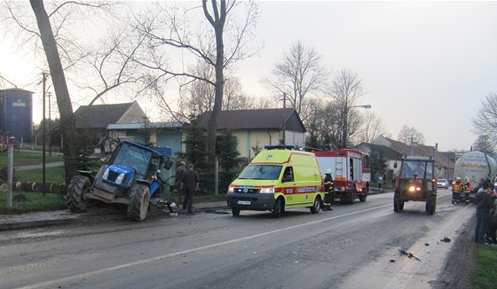 Traktor se s nákladním vozidlem stetl v pondlí odpoledne, nehoda si vyádala...