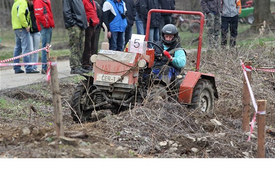 Na Rovenské traktoriádě soutěžily tři desítky podomácku vyrobených samohybů.