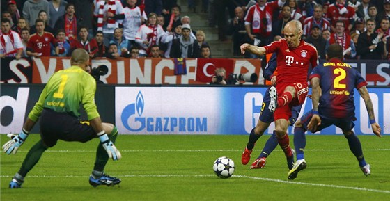 V ANCI. Arjen Robben z Bayernu Mnichov palá na branku Barcelony, kterou steí