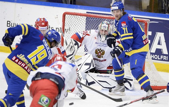 Švédský hokejista Calle Järnkrok pálí na ruského gólmana Konstantina Barulina.  