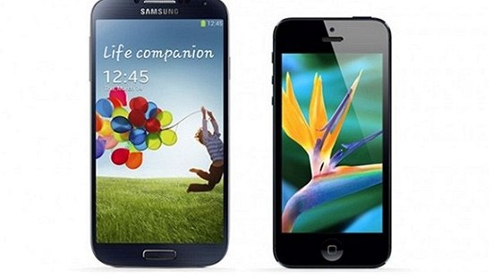 Aktuální duo pikových smartphon: Samsung Galaxy S 4 a iPhone 5