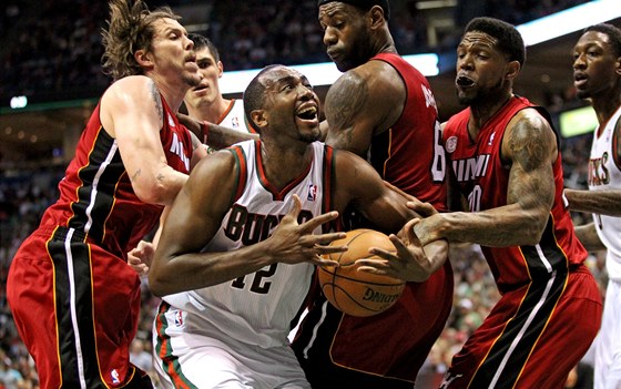 Luc Richard Mbah a Moute z Milwaukee v obklíení hrá Miami.