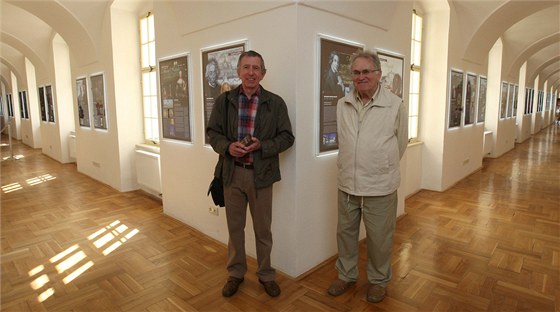 Olomoucké Vlastivdné muzeum otevelo Galerii osobností Olomouckého kraje, která nyní obsahuje panely s 33 osobnostmi. V popedí autoi text na panelech, historici Jan Sobotka (vlevo) a Jií Fiala.