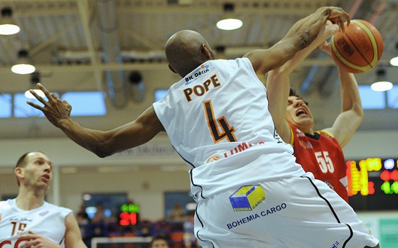 Dínský basketbalista Patrick Pope blokuje Josefa Píhonského z Pardubic.