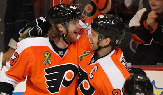 Claude Giroux (vpravo) z Philadelphie se raduje z trefy Jakuba Voráka. Vlevo...