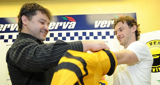 Viktor Hübl (vpravo) prodloužil smlouvu v hokejovém Litvínově.