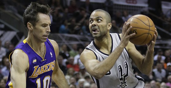 Tony Parker (vpravo) ze San Antonia útoí pes Steva Nashe z LA Lakers.