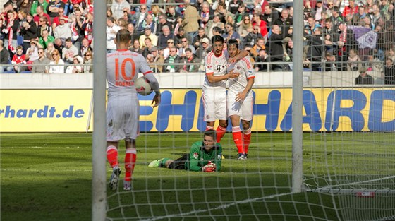 POTUPA. Hannoverský gólman Ron-Robert Zieler dostal od Bayernu Mnichov est