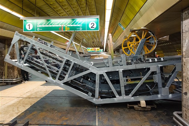 Výmna eskalátor ve stanici metra Mstek.