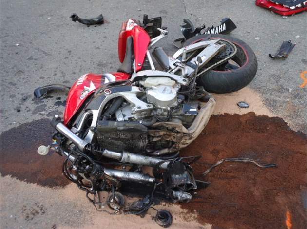 Sra�ený motorká� po p�evozu do nemocnice zem�el. �estnáctiletá spolujezdkyn� z motocyklu je t�ce zran�ná. (Ilustra�ní snímek)