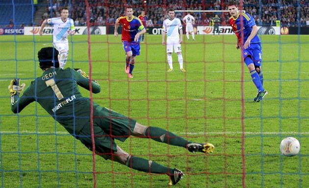 P�EKONANÝ. Petr �ech z Chelsea dostává gól z penalty od  Fabiana Schära z