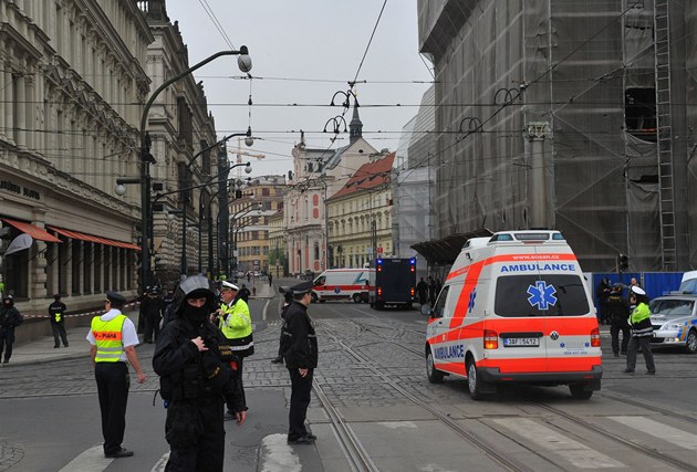 Policisté uzavírají ulice po výbuchu domu u Smetanova nábřeží.