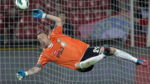 Jaromír Bla�ek takto na ja�e zasahoval proti st�ele spar�anského hrá�e. Jihlava tehdy dokázala na Letné remizovat 2:2.