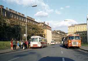 Autobus ŠM 11 č. 5365, dodaný v roce 1970, na nově prolomeném prodloužení ulice