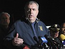 Komisa bostonské policie Ed Davis odpovídá na tiskové konferenci otázky