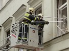 Hasii odstraují zbytky oken domu v praské Divadelní ulici, kde dopoledne