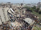 Desítky lidí zahynuly a dalí stovky byly zranny pi kolapsu budovy v...