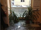 Vysypané sklo v budov Hollar na Fakult sociálních vd UK, která sousedí s