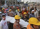 Bangladétí záchranái vynáejí tlo jedné z obtí netstí, pi kterém se...