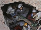 Bangladétí záchranái se snaí vyprostit z trosek zíené budovy peiví...