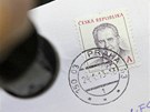eská pota zaala prodávat známky s portrétem prezidenta Miloe Zemana. (24.
