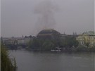 Nad budovou Národního divadla stoupá hustý erný dým.