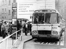 Zastávka autobus u stanice metra Sokolovská (dnes Florenc) kolem roku 1977.