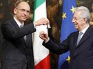 Nový italský premiér Enrico Letta zvonním na stíbrný zvonek symbolicky...