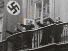 Pedstavitelé nacistického reimu hajlují na balkon úadovny íského...