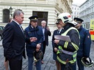 Primátor Svoboda s hasii rozebírá situaci po výbuchu v Divadelní ulici.