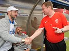 Trenér plzeských fotbalist Pavel Vrba (vpravo) gratuluje Martinu Strakovi,
