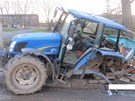 Traktor po nehod piel o zadní kolo. 
