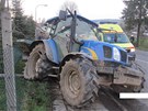 Náraz traktor odmrtil a stroj poniil i oplocení  zemdlského areálu. 