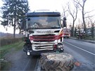 idi kamionu s rakouskou registraní znakou pedjídl traktor pes plnou