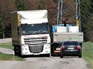 Na úzké cest do Heraltic se dv nákladní auta stí vyhnou.