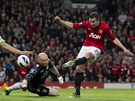 GÓLOVÝ ZABIJÁK. Robin van Persie z Manchesteru United překonává obranu Aston
