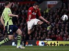 SKÓRE SE ZMNÍ. Robin van Persie z Manchesteru United práv stílí gól do sít