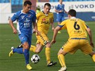 Milan Baro z Ostravy v obklíení fotbalist Jihlavy. 