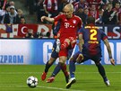 V ANCI. Arjen Robben z Bayernu Mnichov palá na branku Barcelony, kterou steí