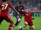 KDO S KOHO. Lionel Messi z Barcelony uniká, snaží se ho zastavit Bastian