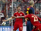 EXTÁZE. Thomas Müller z Bayernu Mnichov slaví svj druhý gól proti Barcelon. 