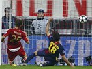 DALÍ GÓL. Thomas Müller z Bayernu Mnichov skóruje proti Barcelon, Jordi Alba