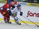 eský hokejista Luká Kapar stíhá finského soupee. 