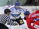 eský hokejista Petr Koukal na buly, proti nmu se sklání Fin Miika Lahti. 