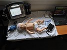 Realistický simulátor SimNewB slouí k nácviku oivování novorozenc.