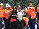 Záchranái pomáhají zranným po výbuchu