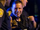 Policisté se radují krátce po zadrení Dochara Carnajeva, kterého podezírají z